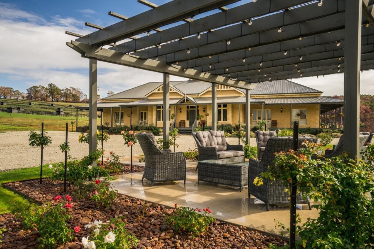 Tallawarra Homestead Bed & Breakfast Tonimbuc